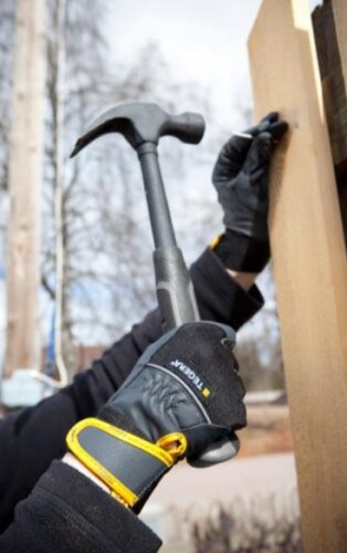 Händer med TEGERA arbetshandskar jobbar med en hammare. 